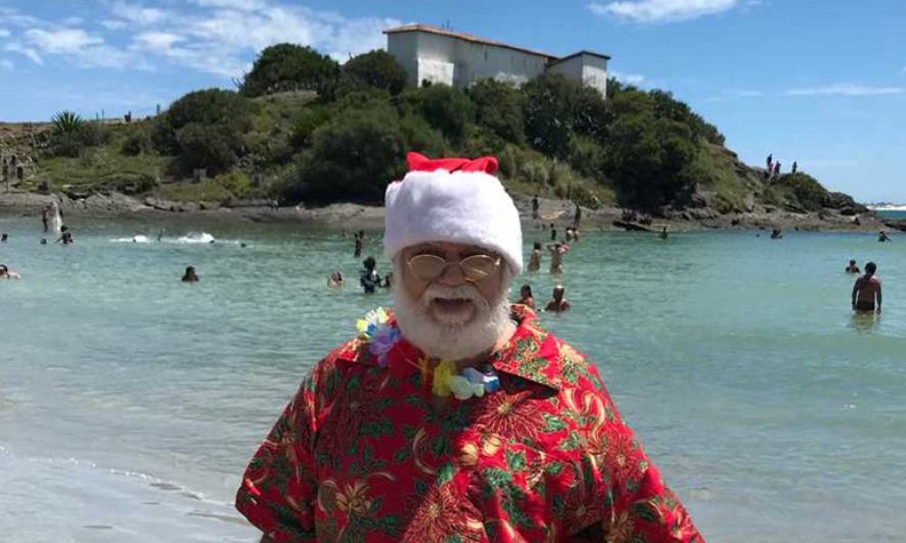 Papai Noel troca trenó e renas por canoa havaiana e jipe em Cabo Frio
