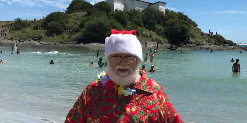 Papai Noel troca trenó e renas por canoa havaiana e jipe em Cabo Frio
